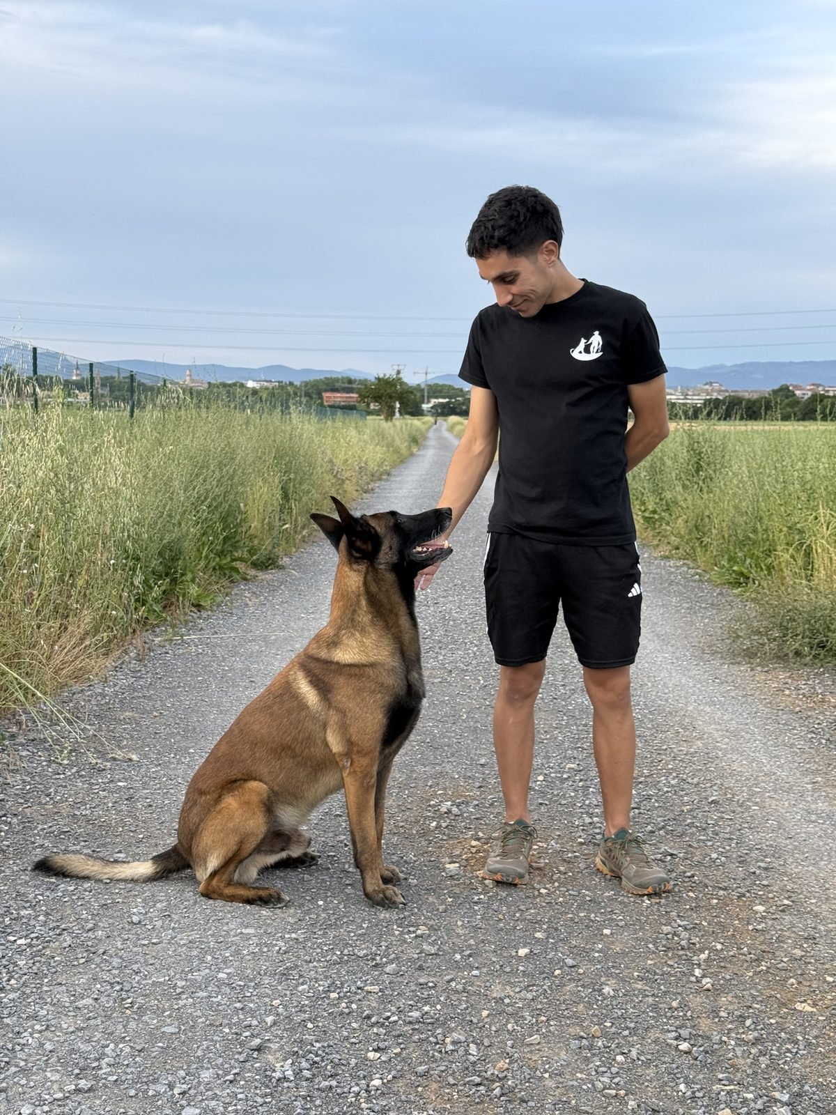 Álvaro López, adiestrador canino en Vitoria-Gasteiz, con su perro Dante